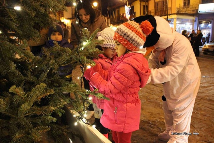 Μικροί και μεγάλοι στόλισαν το χριστουγεννιάτικο δέντρο στην Αρναία (ΦΩΤΟ)