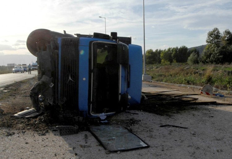 Νεκρός οδηγός φορτηγού στο δρόμο Θεσσαλονίκης - Πολυγύρου
