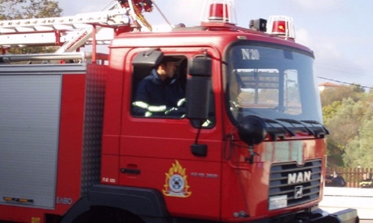 Φωτιά σε φορτηγάκι στη Μουδανιών